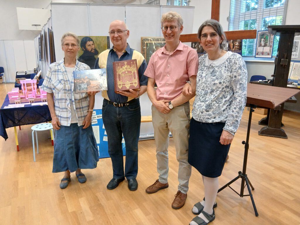 Siegerehrung des Besitzers der ältesten Bibel in Golßen